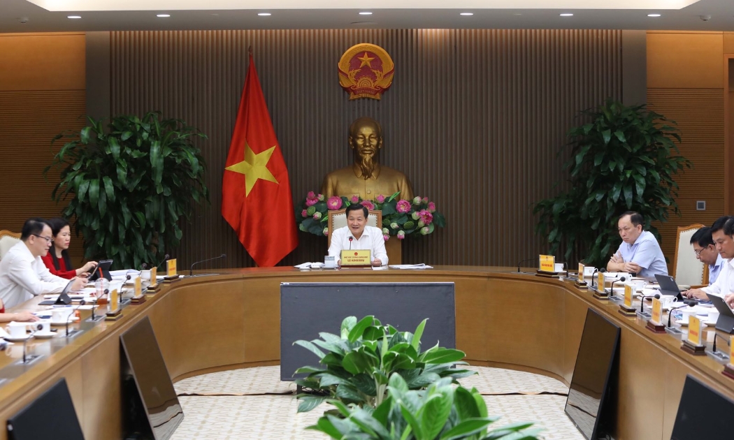 Phó Thủ tướng chủ trì cuộc họp về giải pháp nâng cao khả năng tiếp cận vốn và giảm lãi suất cho vay ngày 24/5 (Ảnh: Quang Thương/VGP).