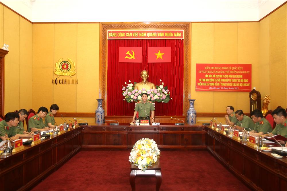 Thứ trưởng Lê Quốc Hùng chủ trì buổi làm việc với Cục Hồ sơ nghiệp vụ và các đơn vị liên quan ngày 23/5.