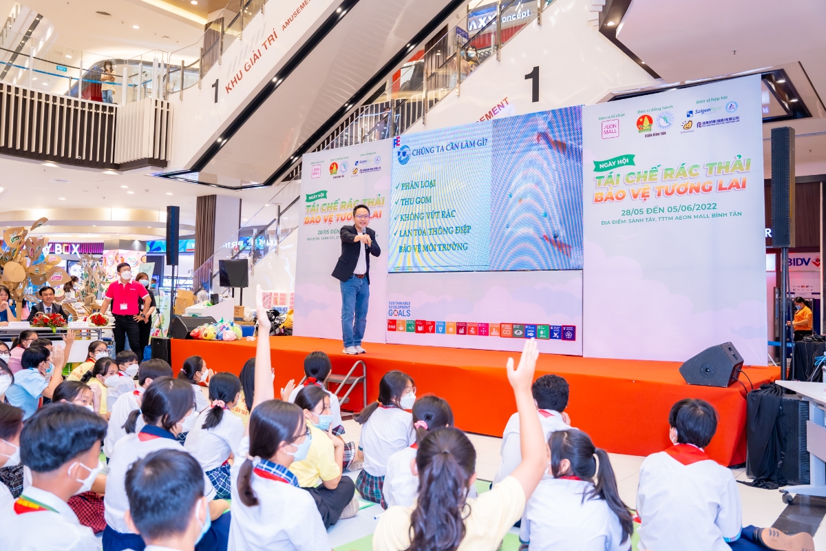 Talkshow tuy&ecirc;n truyền thu gom v&agrave; t&aacute;i chế chai PET tại AEON MALL B&igrave;nh T&acirc;n năm 2022.