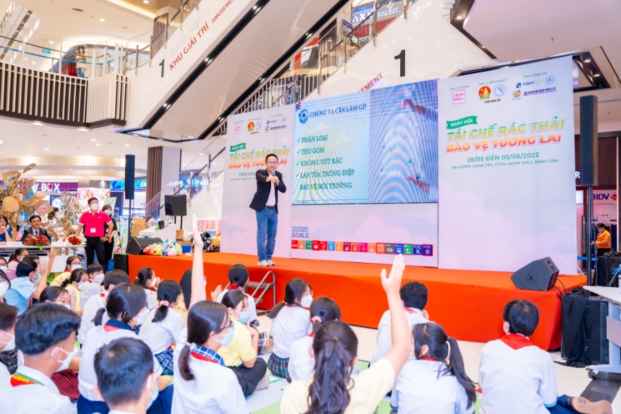 Talkshow tuy&ecirc;n truyền thu gom v&agrave; t&aacute;i chế chai PET tại AEON MALL B&igrave;nh T&acirc;n năm 2022.