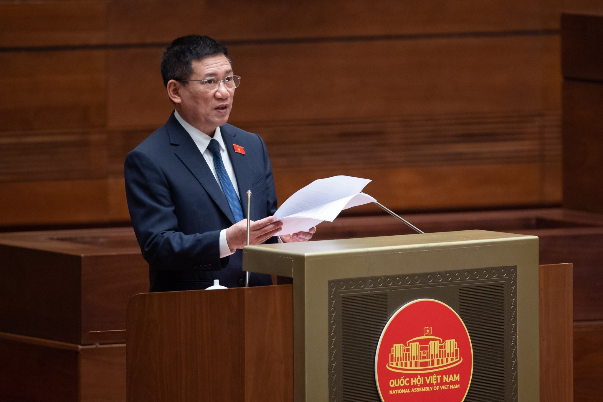 Bộ trưởng Bộ Tài chính Hồ Đức Phớc, thừa ủy quyền của Thủ tướng Chính phủ trình bày báo cáo quyết toán ngân sách nhà nước năm 2021. Ảnh: Quochoi.vn.