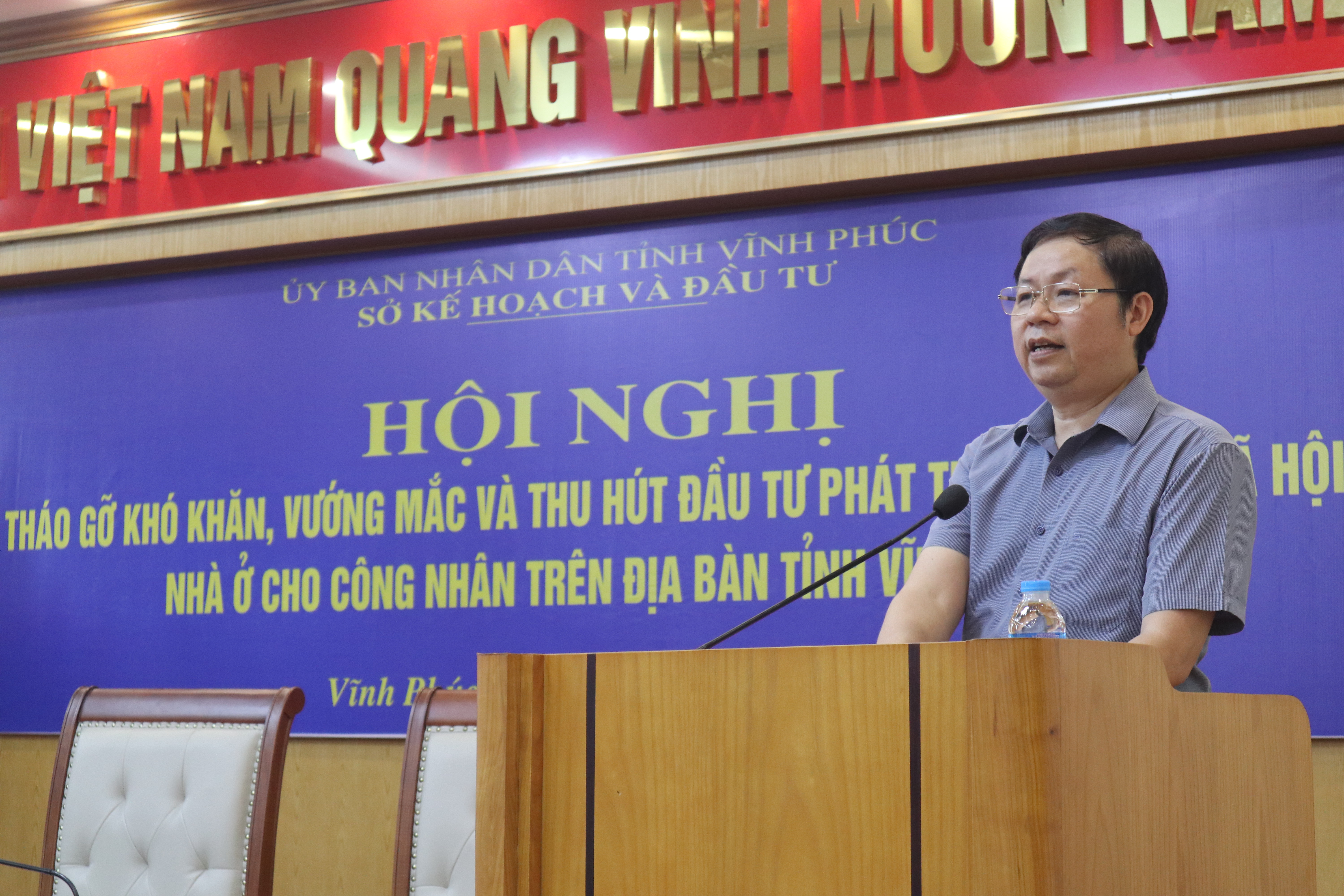 &Ocirc;ng Trần Quang Ngọc, Ph&oacute; Gi&aacute;m đốc Sở Kế hoạch v&agrave; Đầu tư tỉnh Vĩnh Ph&uacute;c ph&aacute;t biểu kết luận phi&ecirc;n thảo luận th&aacute;o gỡ kh&oacute; khăn.