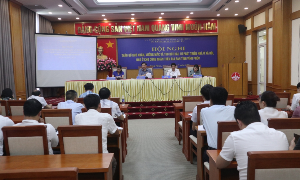 Lãnh đạo Sở Kế hoạch và Đầu tư, Sở Xây dựng, Sở Lao động Thương binh và Xã hội, Liên đoàn Lao động tỉnh đồng chủ trì phiên thảo luận tháo gỡ khó khăn, vướng mắc.