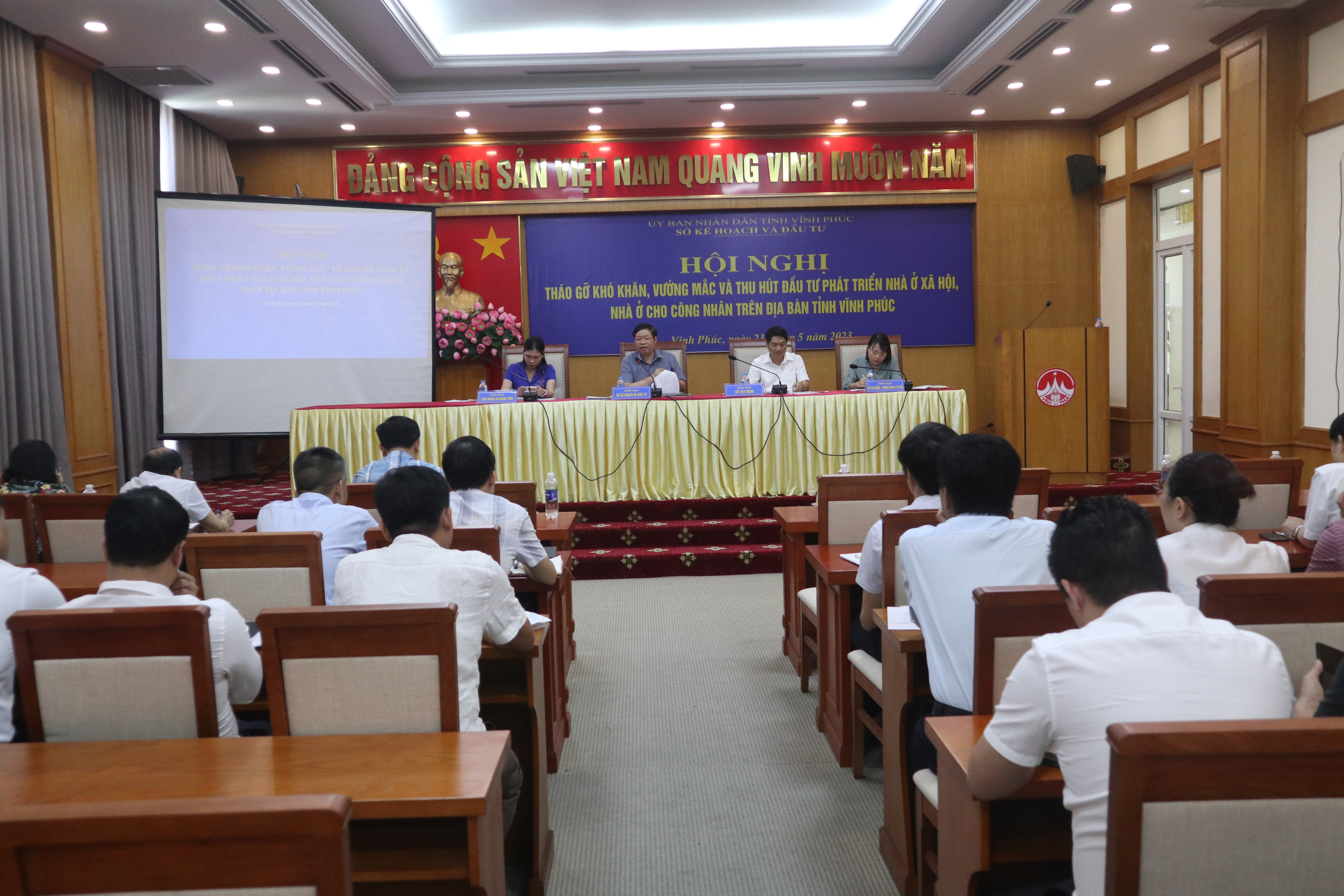 Lãnh đạo Sở Kế hoạch và Đầu tư, Sở Xây dựng, Sở Lao động Thương binh và Xã hội, Liên đoàn Lao động tỉnh đồng chủ trì phiên thảo luận tháo gỡ khó khăn, vướng mắc.