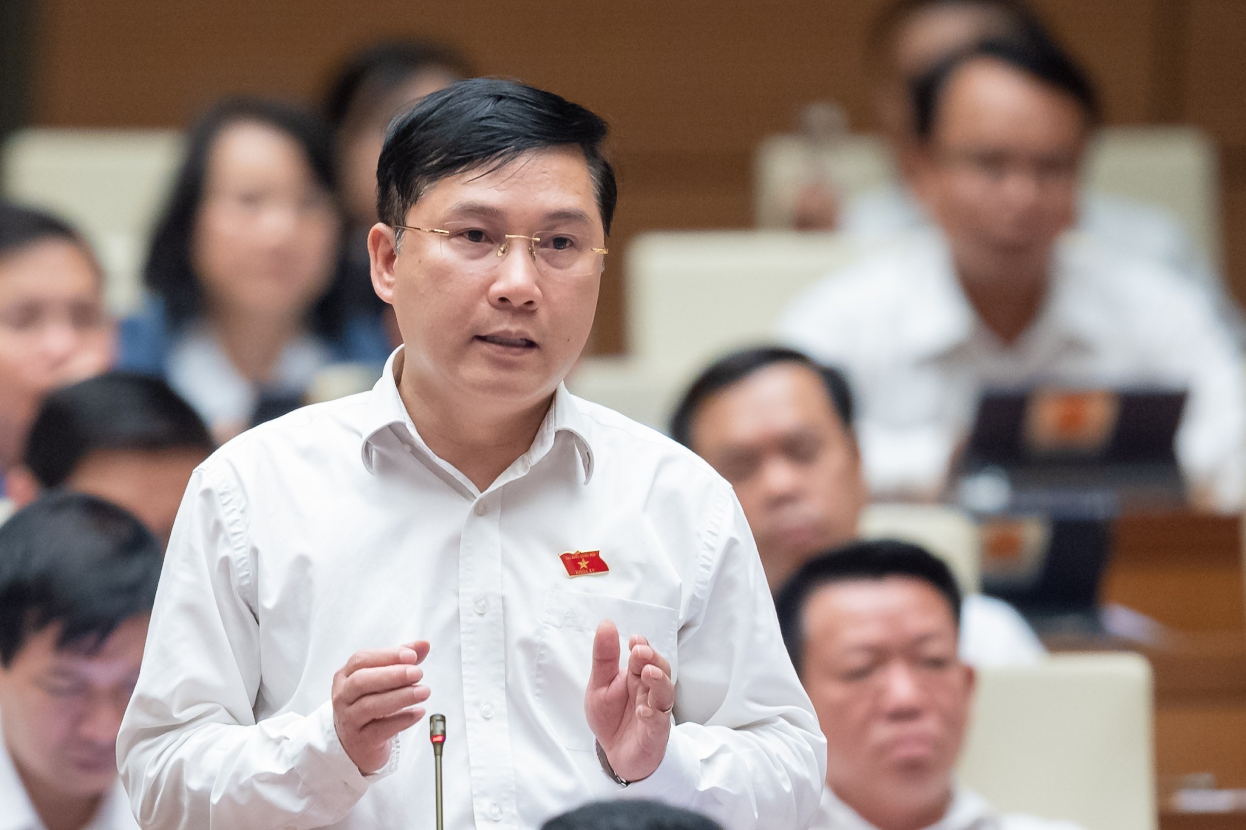 Đại biểu L&ecirc; Ho&agrave;ng Anh tranh luận về việc loại trừ doanh nghiệp c&oacute; vốn tr&ecirc;n 51% do&nbsp;Nh&agrave; nước đầu tư kh&ocirc;ng phải thực hiện đấu thầu.