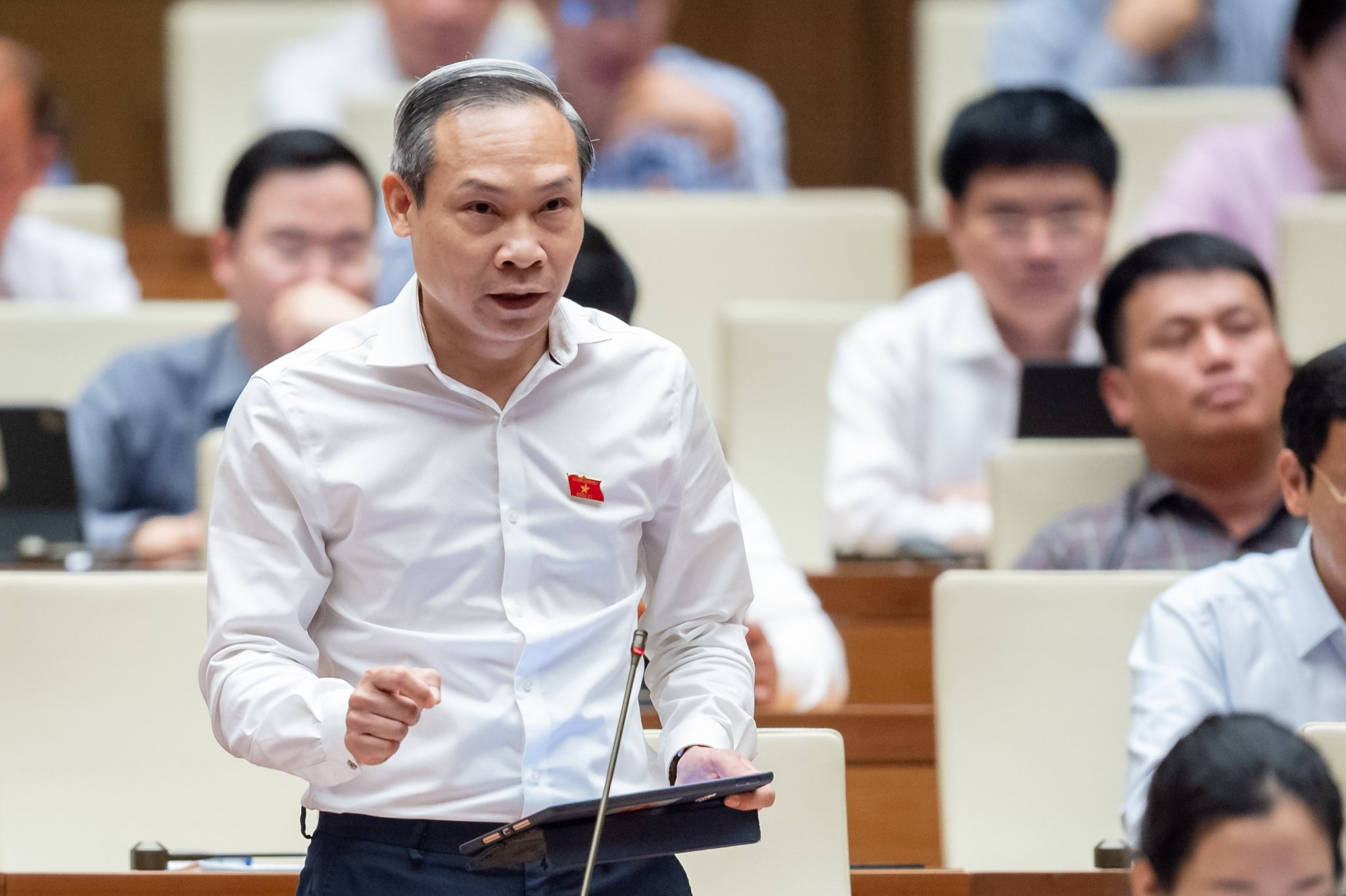 Đại biểu Phan Đức Hiếu ph&aacute;t biểu tại phi&ecirc;n thảo luận ng&agrave;y 24-05-2023.