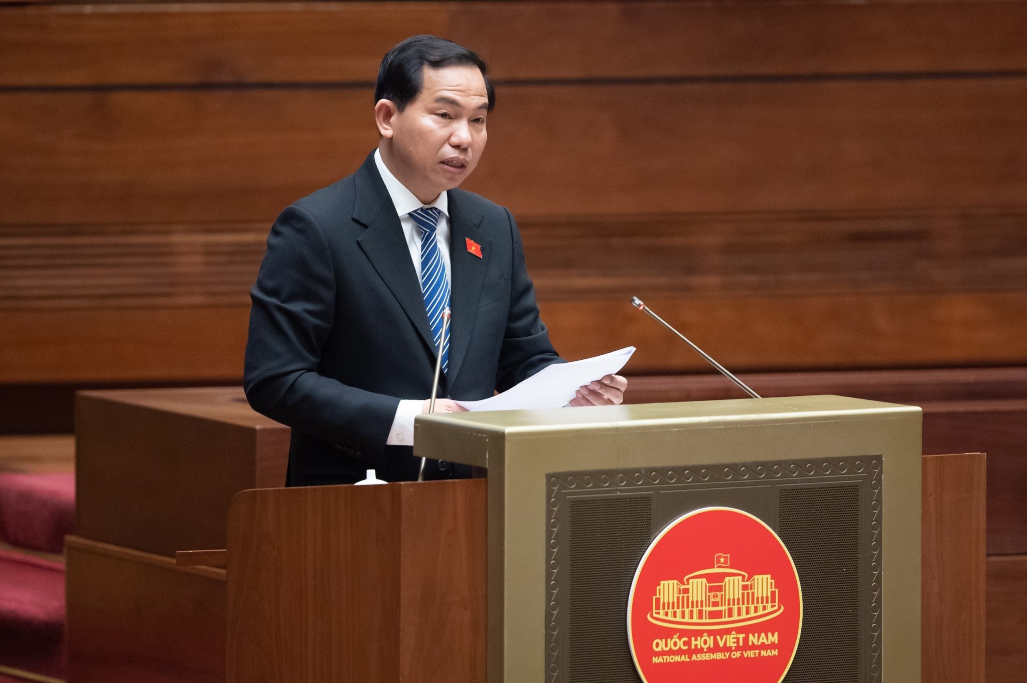 Chủ nhiệm Ủy ban Tài chính, Ngân sách của Quốc hội Lê Quang Mạnh trình bày báo cáo thẩm tra.