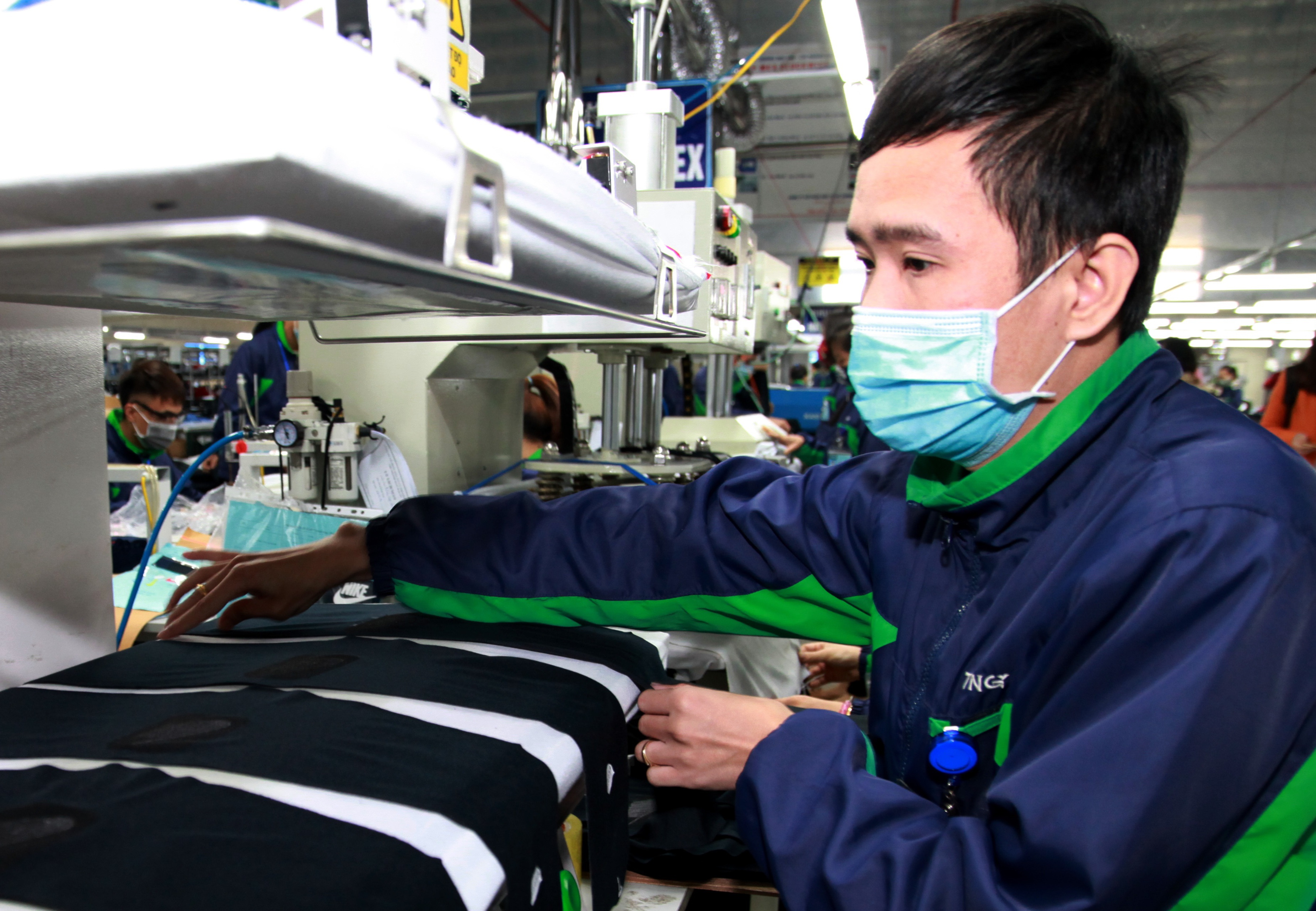 Doanh nghiệp lo ngại tăng mức đ&oacute;ng bảo hiểm x&atilde; hội sẽ l&agrave;m tăng chi ph&iacute; lao động. Ảnh - Mạnh Dũng.