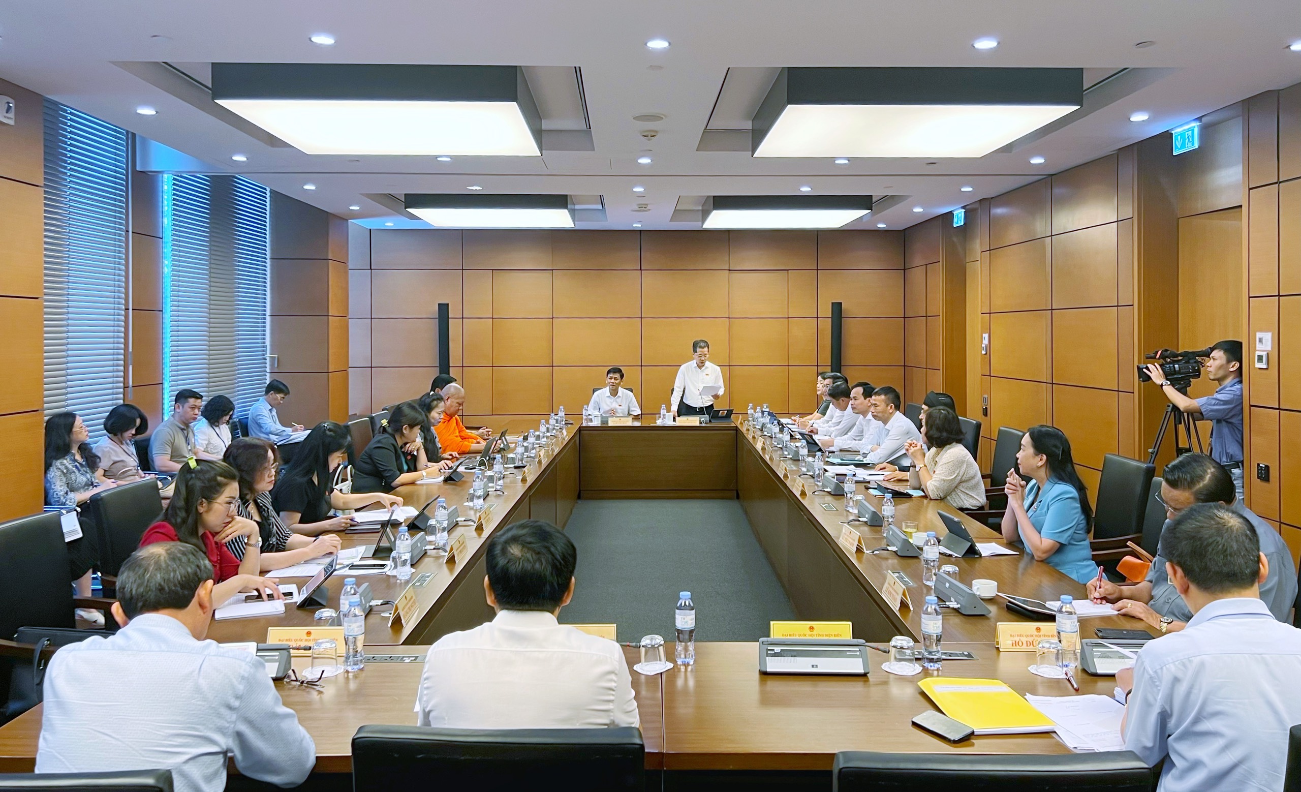 Đại biểu Quốc hội họp tại tổ ngày 25/5/2023.