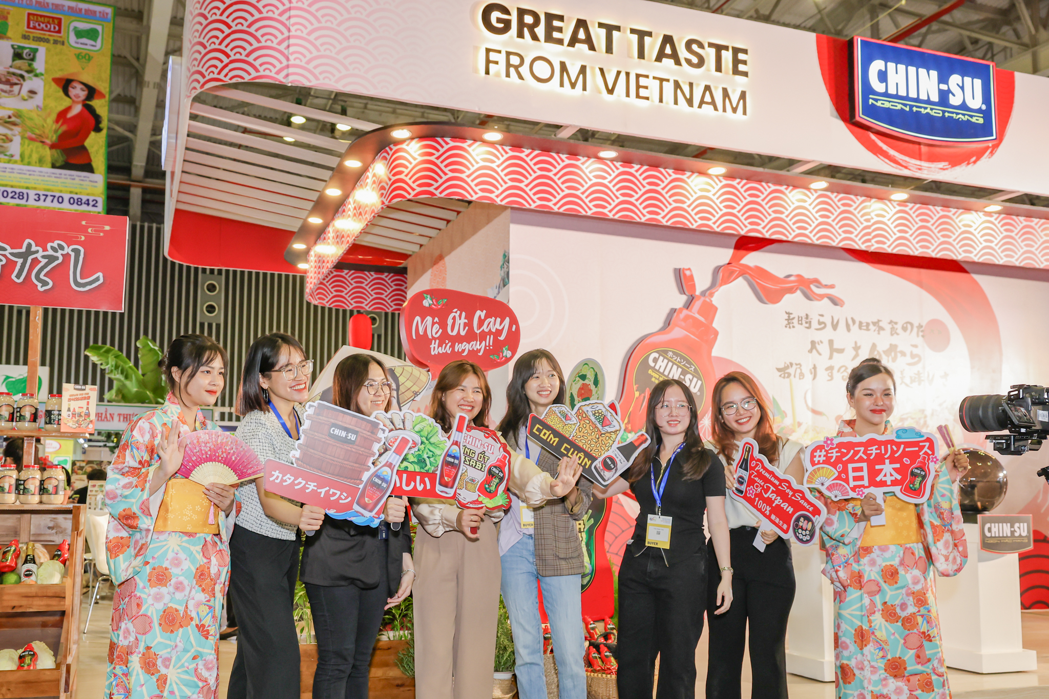 Khách tham quan Expo 2023 hào hứng tham quan gian hàng.