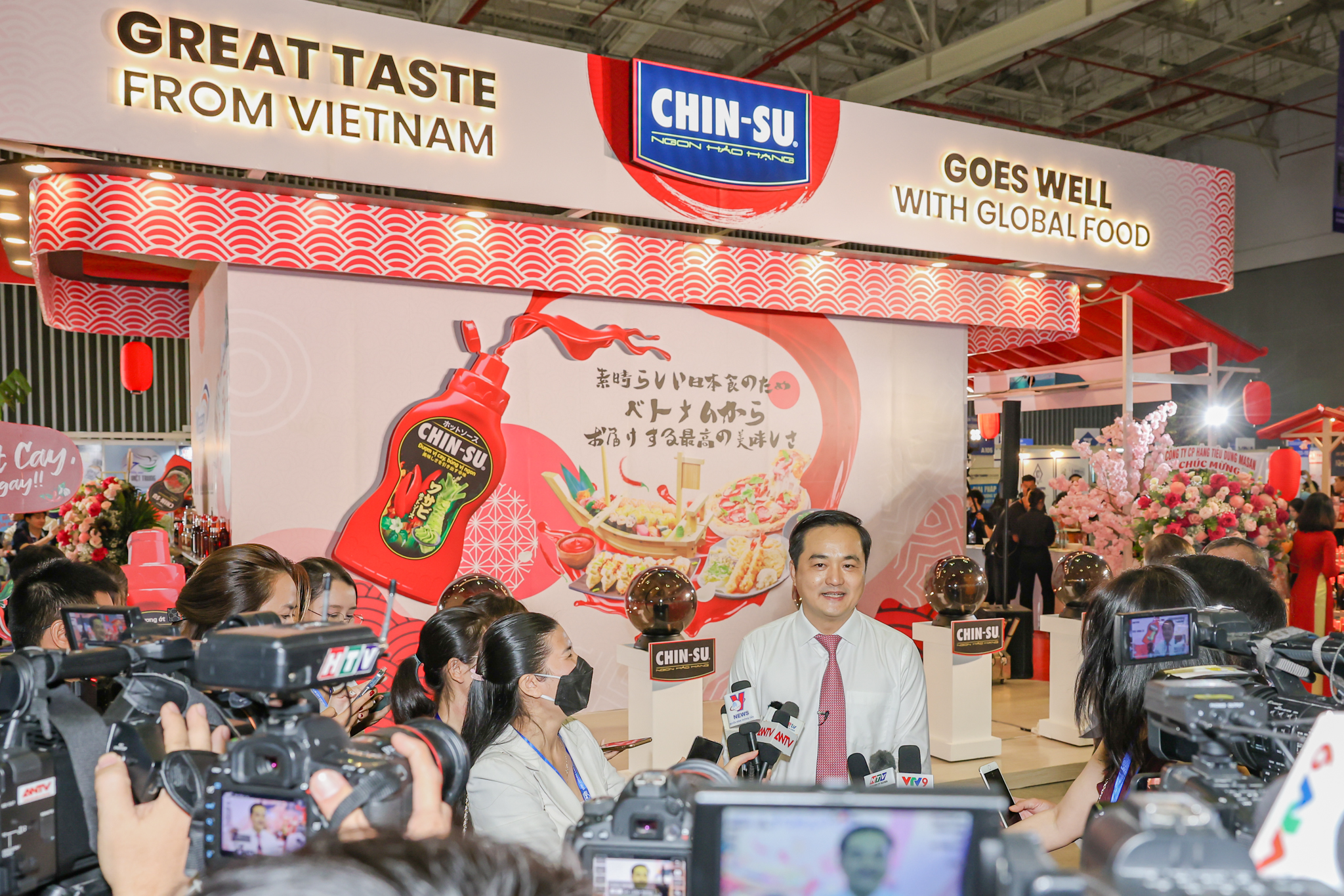 &Ocirc;ng B&ugrave;i T&aacute; Ho&agrave;ng Vũ - Gi&aacute;m đốc Sở C&ocirc;ng thương Tp.HCM ph&aacute;t biểu khai mạc tại Gian h&agrave;ng CHIN-Su s&aacute;ng ng&agrave;y 25/5