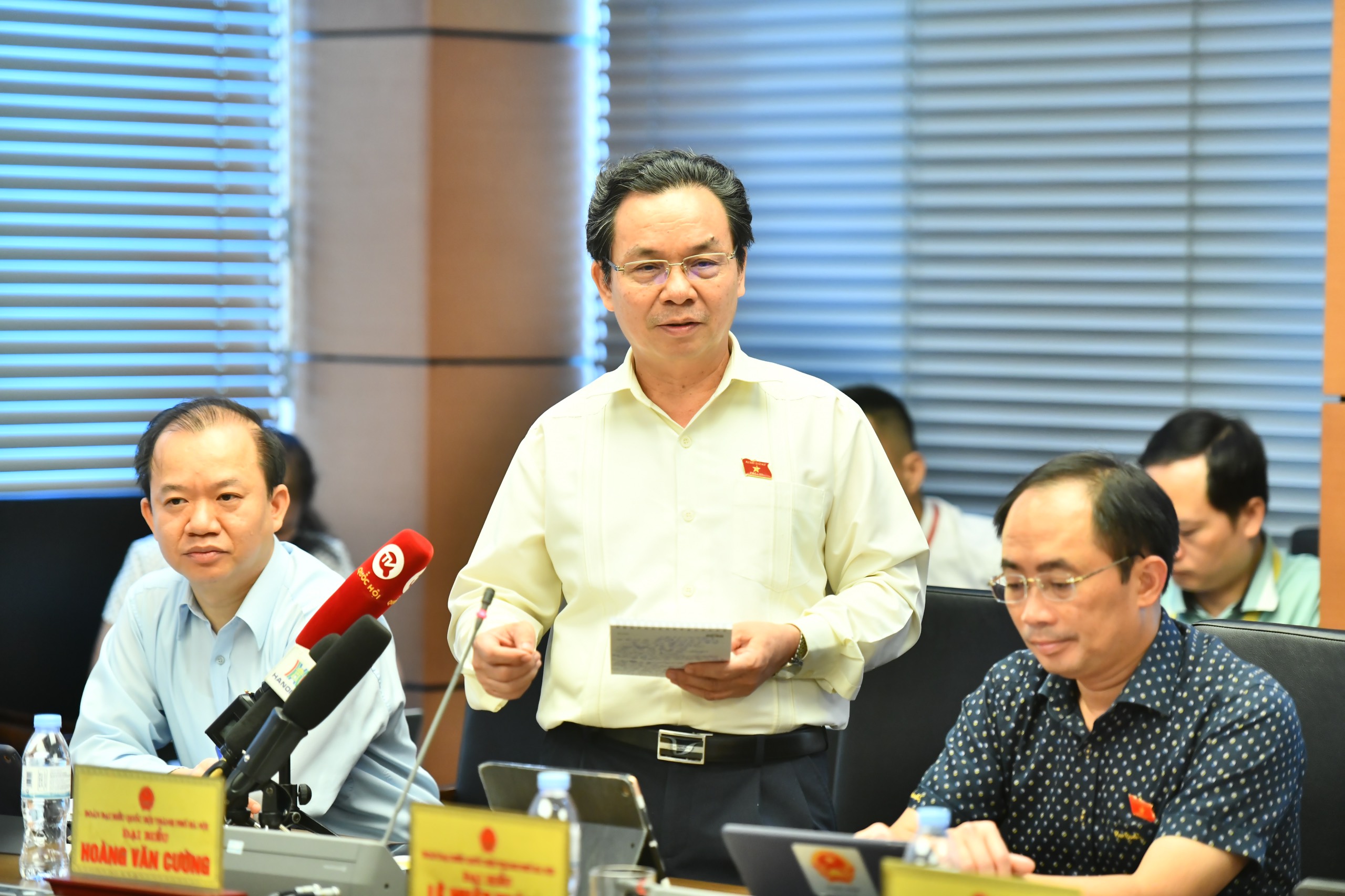 Đại biểu Ho&agrave;ng Văn Cường (đo&agrave;n H&agrave; Nội): việc tự thỏa thuận để mua b&aacute;n đất sẽ sinh ra rất nhiều hệ lụy.