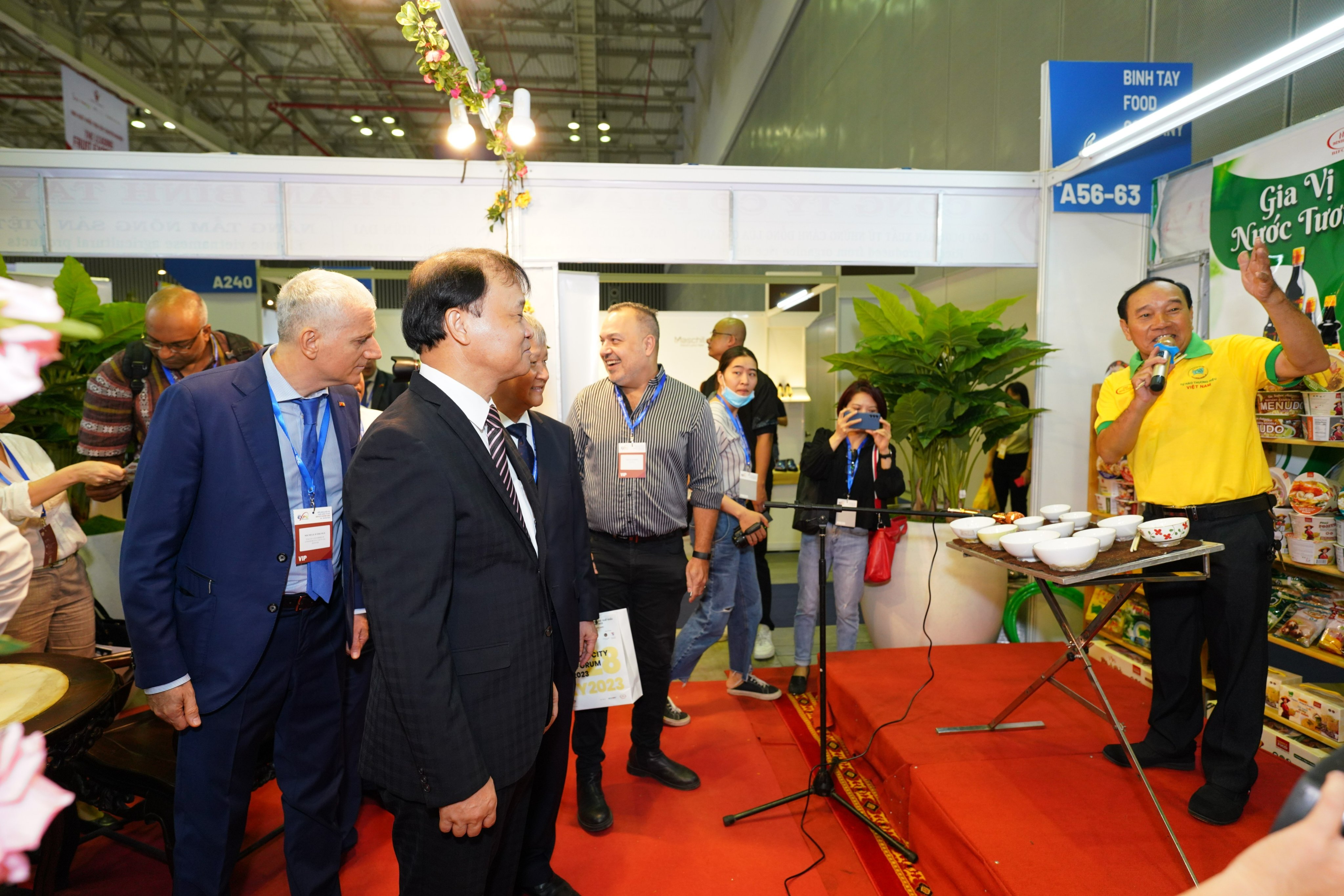 Kh&aacute;ch quốc tế t&igrave;m hiểu ẩm thực v&agrave; gia vị Việt Nam - Ảnh: HA.