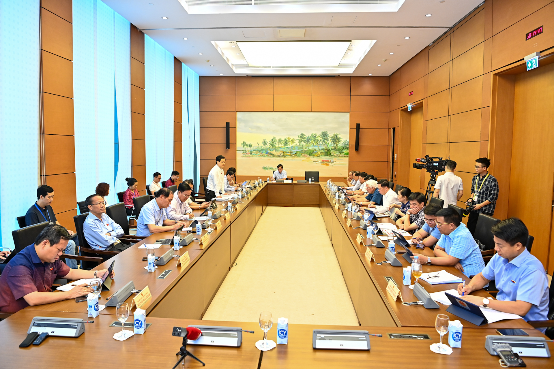 Các đại biểu Quốc hội họp tại tổ. 