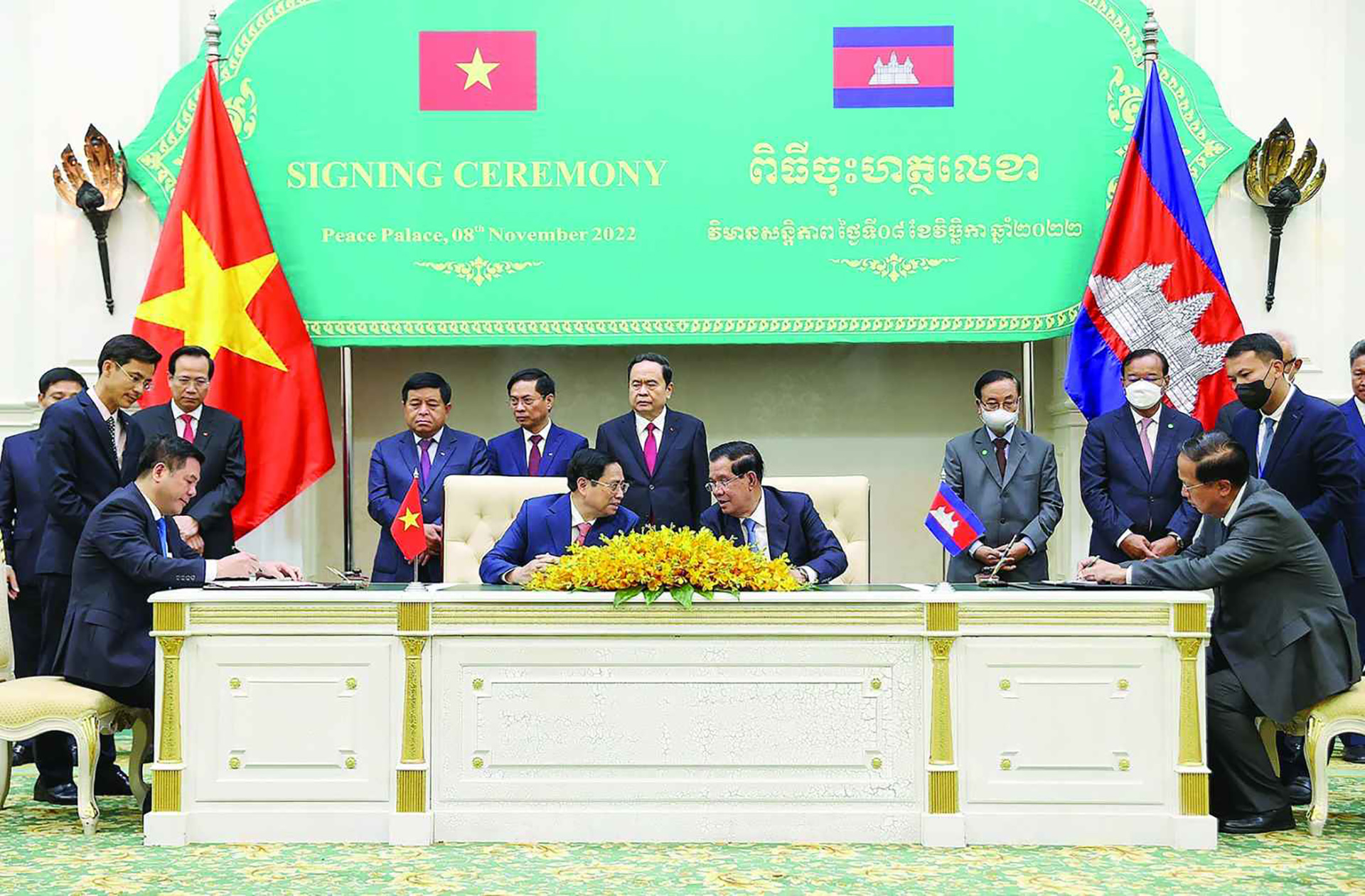 Thủ tướng Phạm Minh Chính và Thủ tướng Samdech Techo Hun Sen chứng kiến lễ ký Hiệp định Thương mại Biên giới giữa Chính phủ nước CHXHCN Việt Nam và Chính phủ Vương quốc Campuchia tại Thủ đô Phnom Penh, ngày 8/11/2022. Ảnh: Thương vụ Việt Nam tại Campuchia.