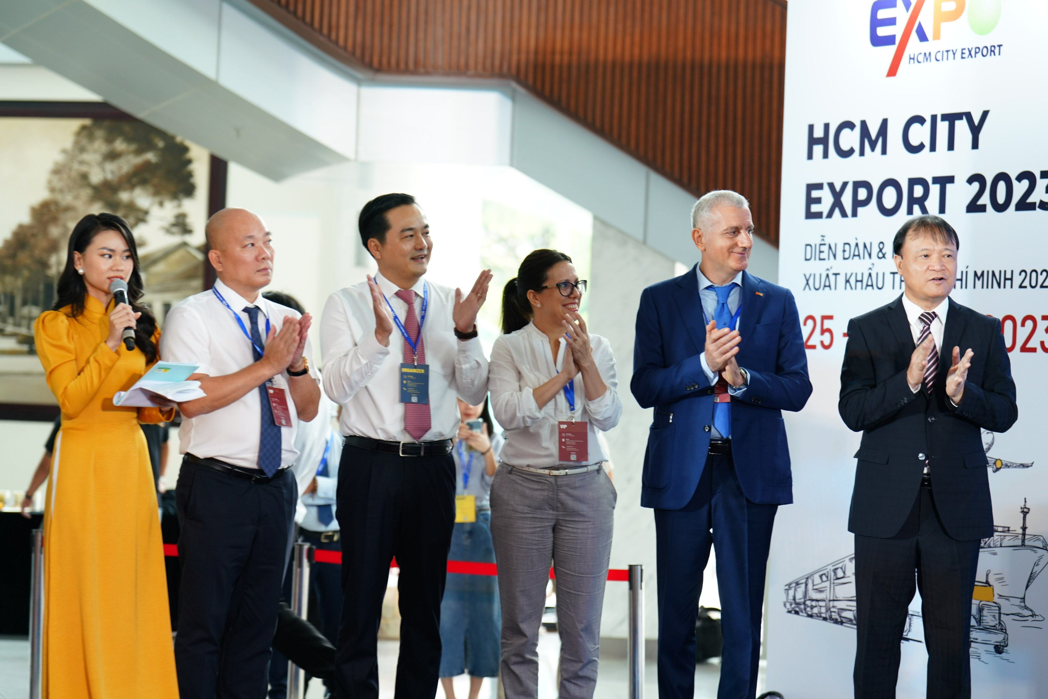Nhiều nhà mua hàng quốc tế đã đến hội chợ xuất khẩu TP.HCM để tìm hiểu sản phẩm, nguồn cung ứng...