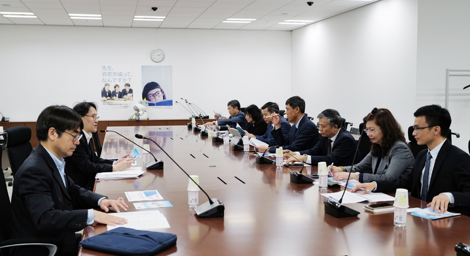 Đo&agrave;n c&ocirc;ng t&aacute;c l&agrave;m việc với c&aacute;c đơn vị chức năng của JFSA về kinh nghiệm quản l&yacute;, gi&aacute;m s&aacute;t thị trường chứng kho&aacute;n tại Nhật Bản.