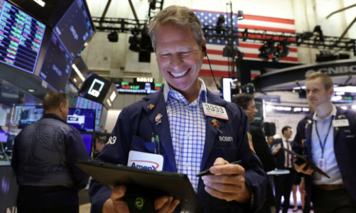 Chứng khoán Mỹ tăng điểm mạnh nhờ cổ phiếu công nghệ, giá dầu trượt sâu sau phát biểu của Nga
