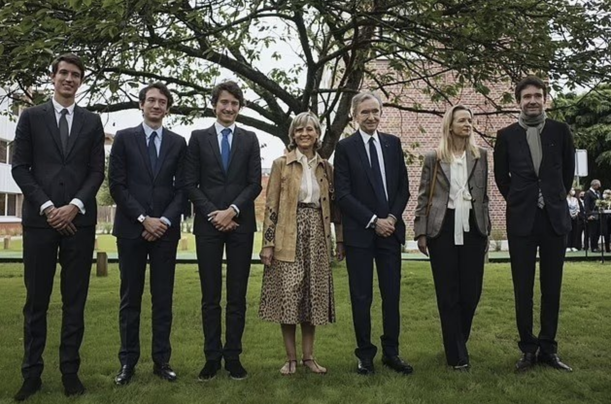 Tỷ ph&uacute; Bernard Arnault c&ugrave;ng vợ v&agrave; c&aacute;c con - Ảnh: Daily Mail.