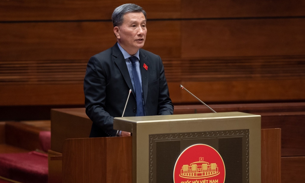 Chủ nhiệm Ủy ban Khoa học, Công nghệ và Môi trường Lê Quang Huy trình bày tóm tắt Báo cáo giải trình, tiếp thu, chỉnh lý dự thảo Luật Bảo vệ quyền lợi người tiêu dùng (sửa đổi) - Ảnh: Quochoi.vn