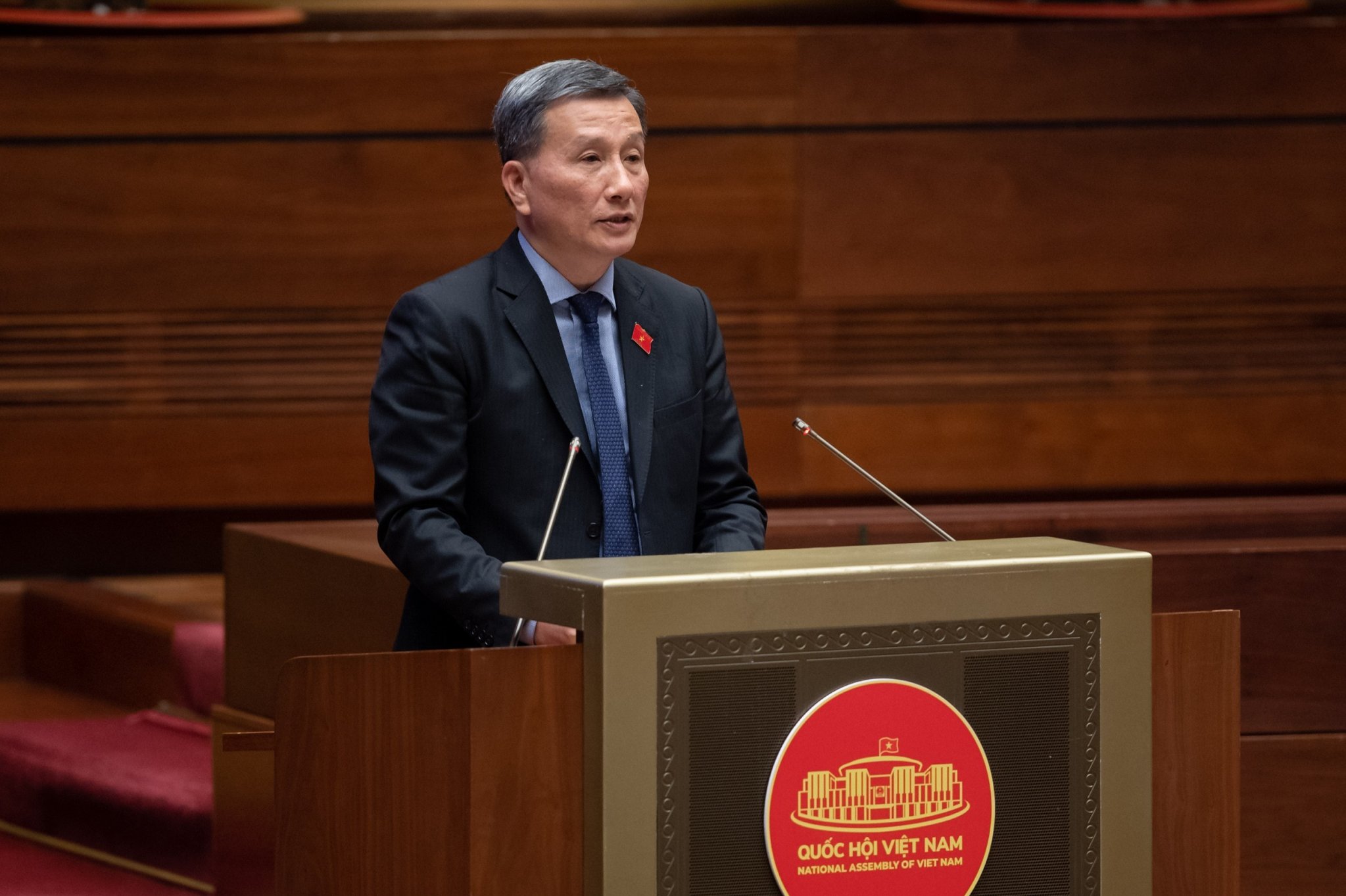 Chủ nhiệm Ủy ban Khoa học, Công nghệ và Môi trường Lê Quang Huy trình bày tóm tắt Báo cáo giải trình, tiếp thu, chỉnh lý dự thảo Luật Bảo vệ quyền lợi người tiêu dùng (sửa đổi) - Ảnh: Quochoi.vn