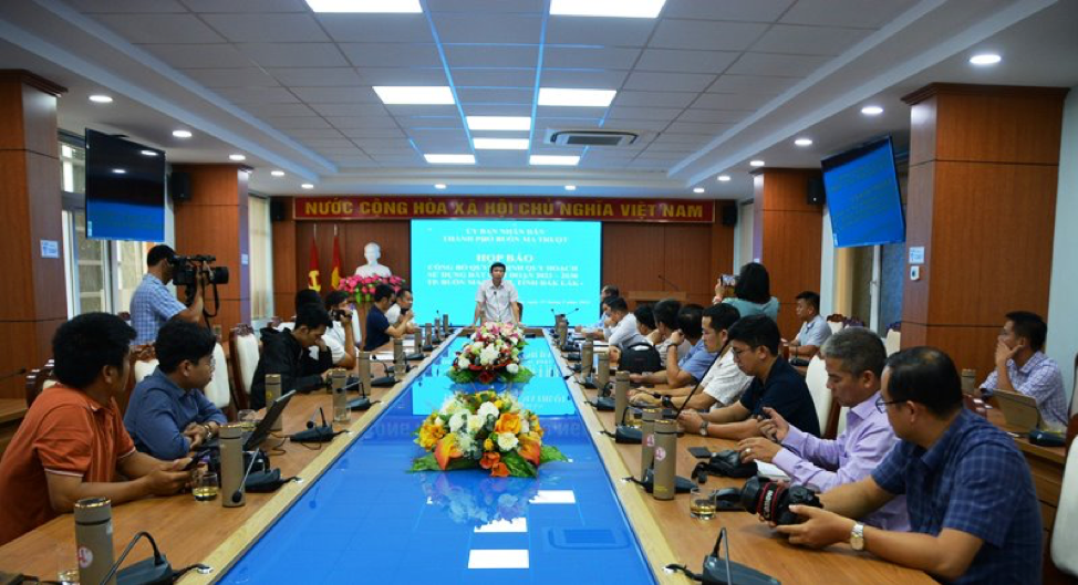 UBND TP. Buôn Ma Thuột họp báo công bố Quyết định Quy hoạch sử dụng đất giai đoạn 2021-2030 của TP. Buôn Ma Thuột - Ảnh: UB.