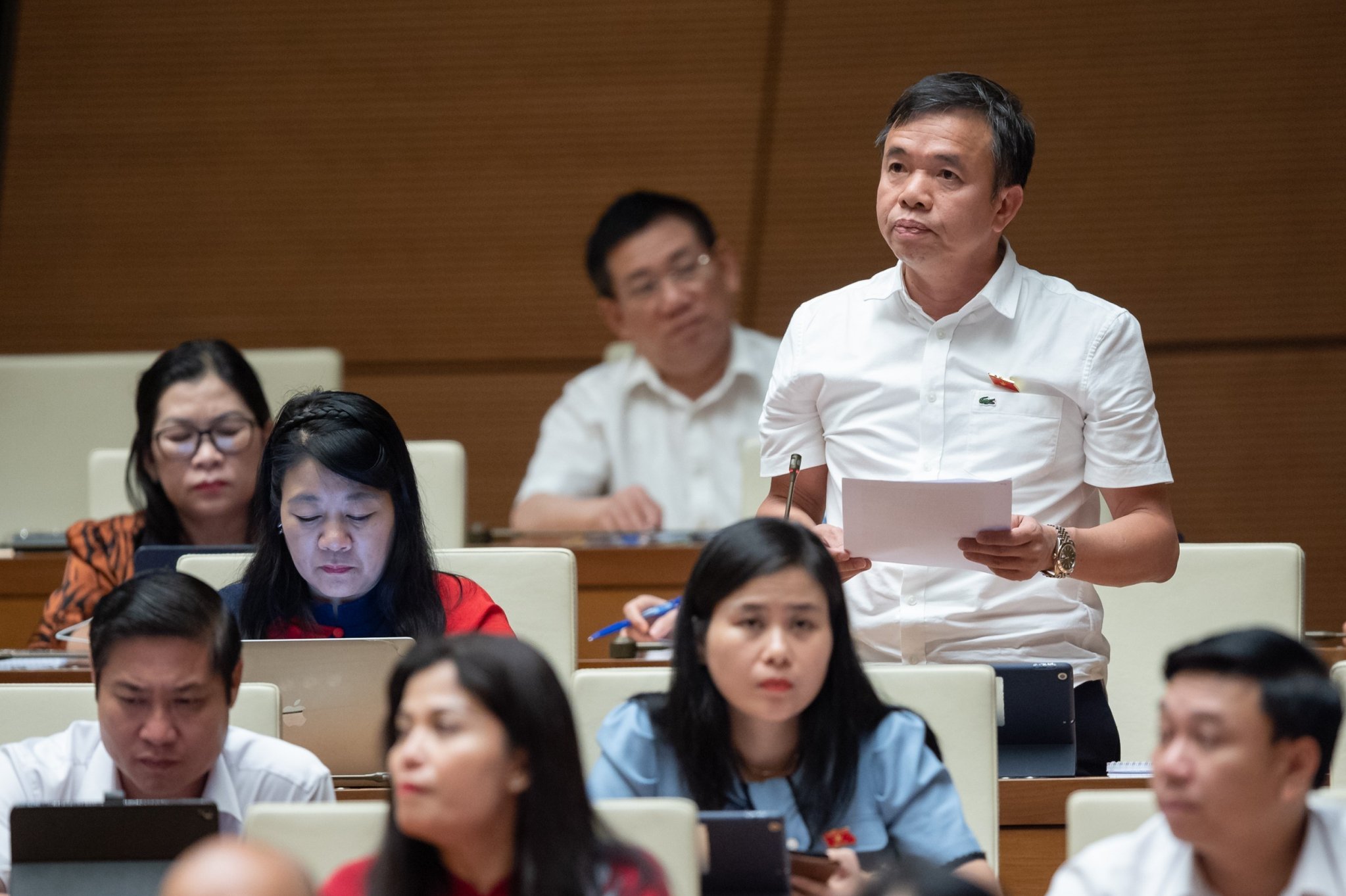 Đại biểu Nguyễn Tiến Nam, Đoàn Đại biểu Quốc hội tỉnh Quảng Bình cho rằng, nhiều trả lời kiến nghị của cử tri còn chung chung, chủ yếu viện dẫn luật. Ảnh - Quochoi.vn. 