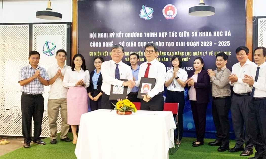 Giám đốc Sở Giáo dục và Đào tạo Nguyễn Văn Hiếu (bên trái) ký kết hợp tác cùng Giám đốc Sở Khoa học và Công nghệ Nguyễn Việt Dũng.