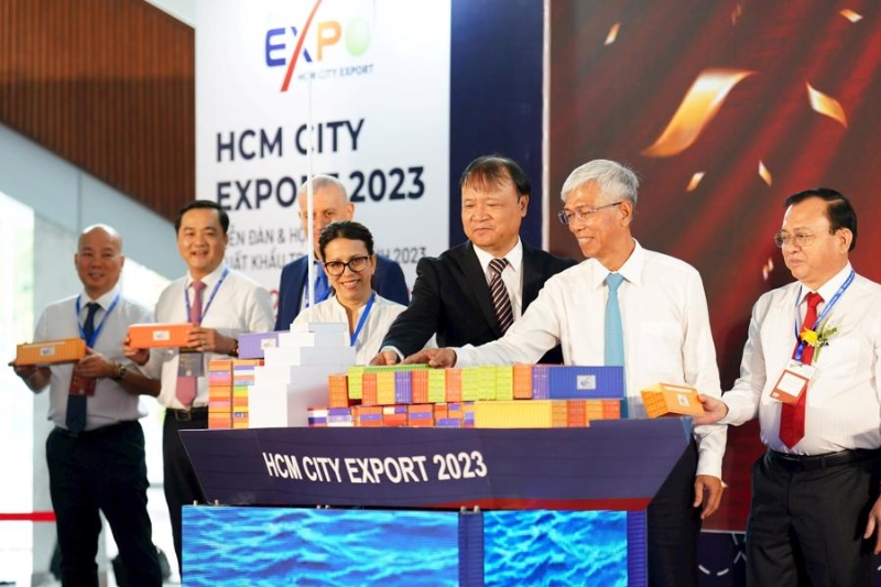 Thousands of foreign buyers and importers attend HCMC export fair