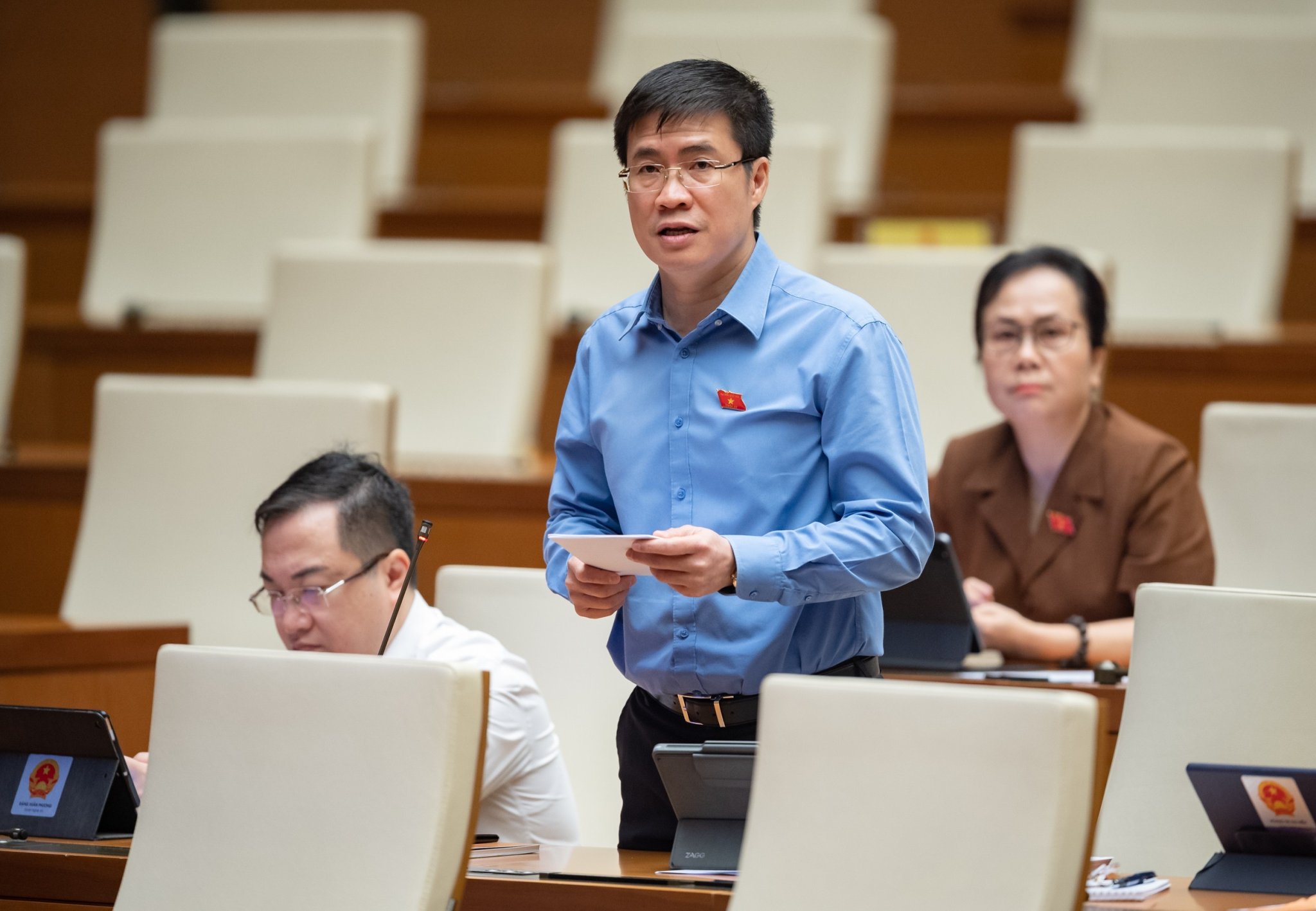 Đại biểu Hoàng Minh Hiếu phát biểu tại phiên họp - Ảnh: Quochoi.vn.
