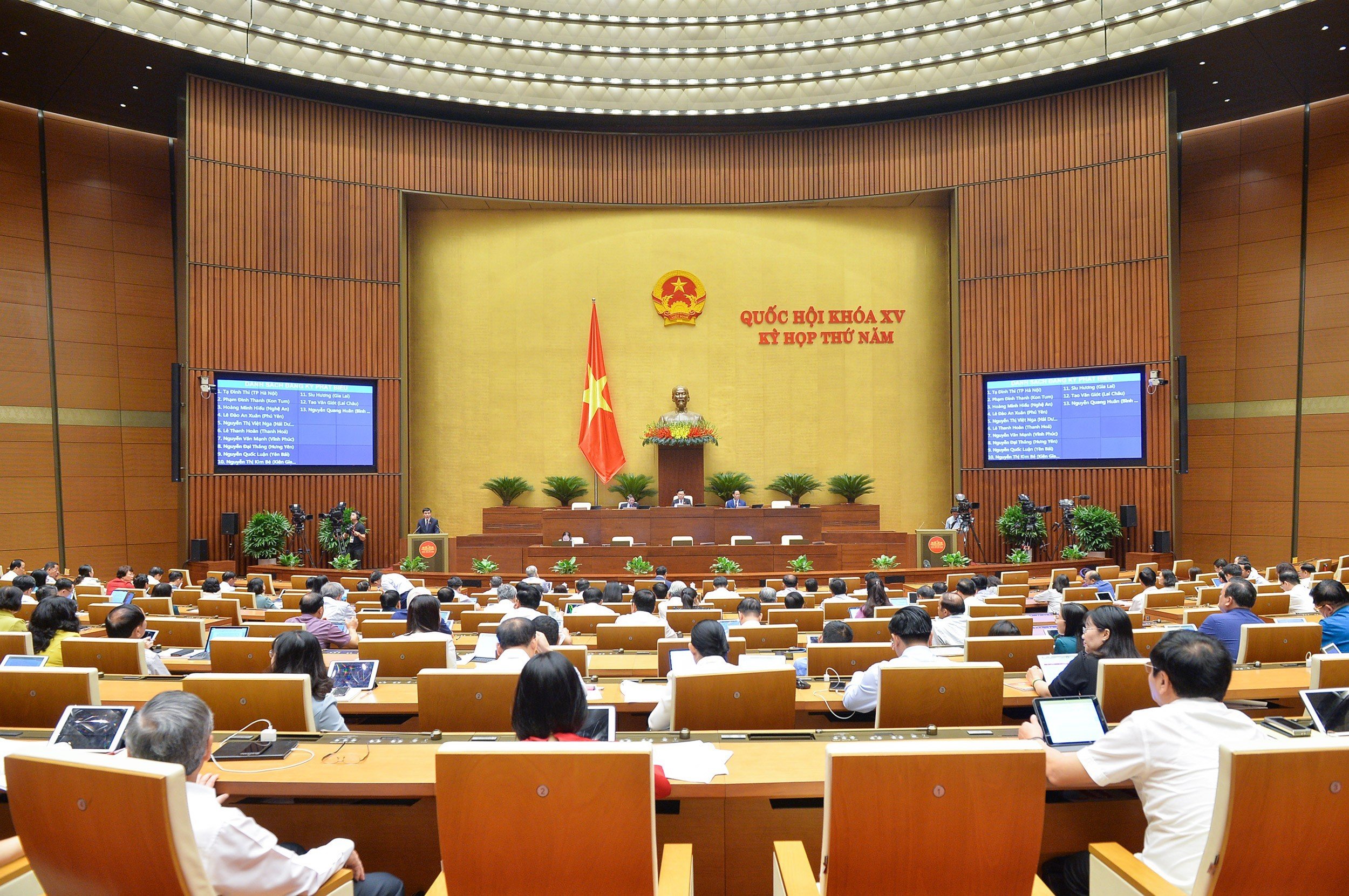 C&aacute;c đại biểu tham dự phi&ecirc;n họp - Ảnh: Quochoi.vn