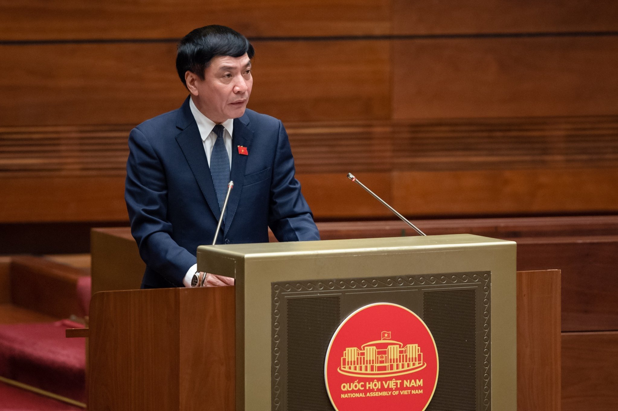 Ủy viên Ủy ban Thường vụ Quốc hội, Tổng Thư ký Quốc hội, Chủ nhiệm Văn phòng Quốc hội Bùi Văn Cường trình bày Tờ trình - Ảnh: Quochoi.vn