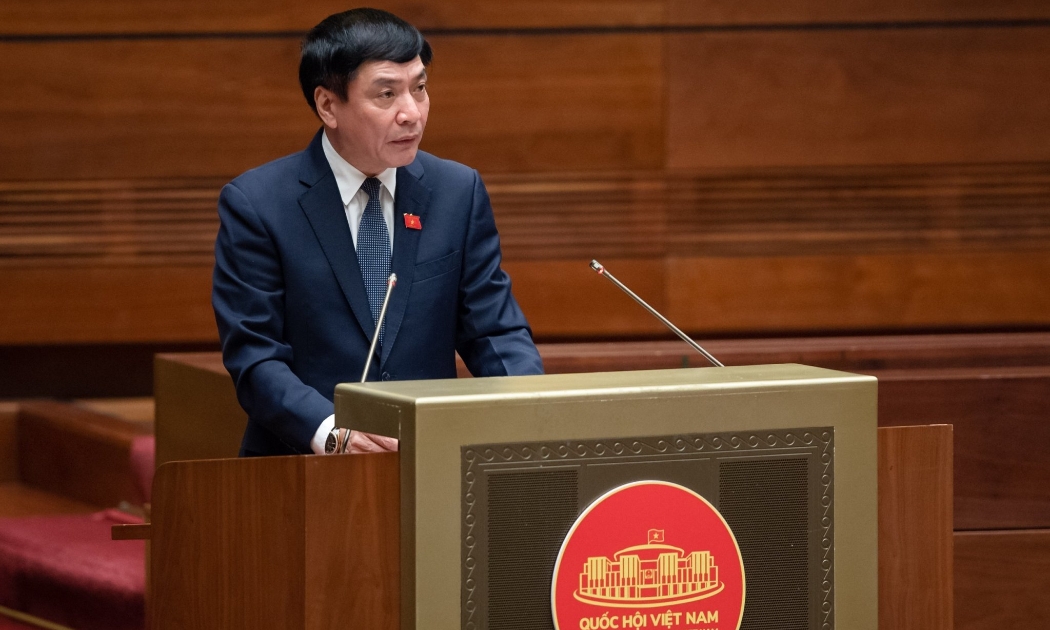 Ủy viên Ủy ban Thường vụ Quốc hội, Tổng Thư ký Quốc hội, Chủ nhiệm Văn phòng Quốc hội Bùi Văn Cường trình bày Tờ trình - Ảnh: Quochoi.vn