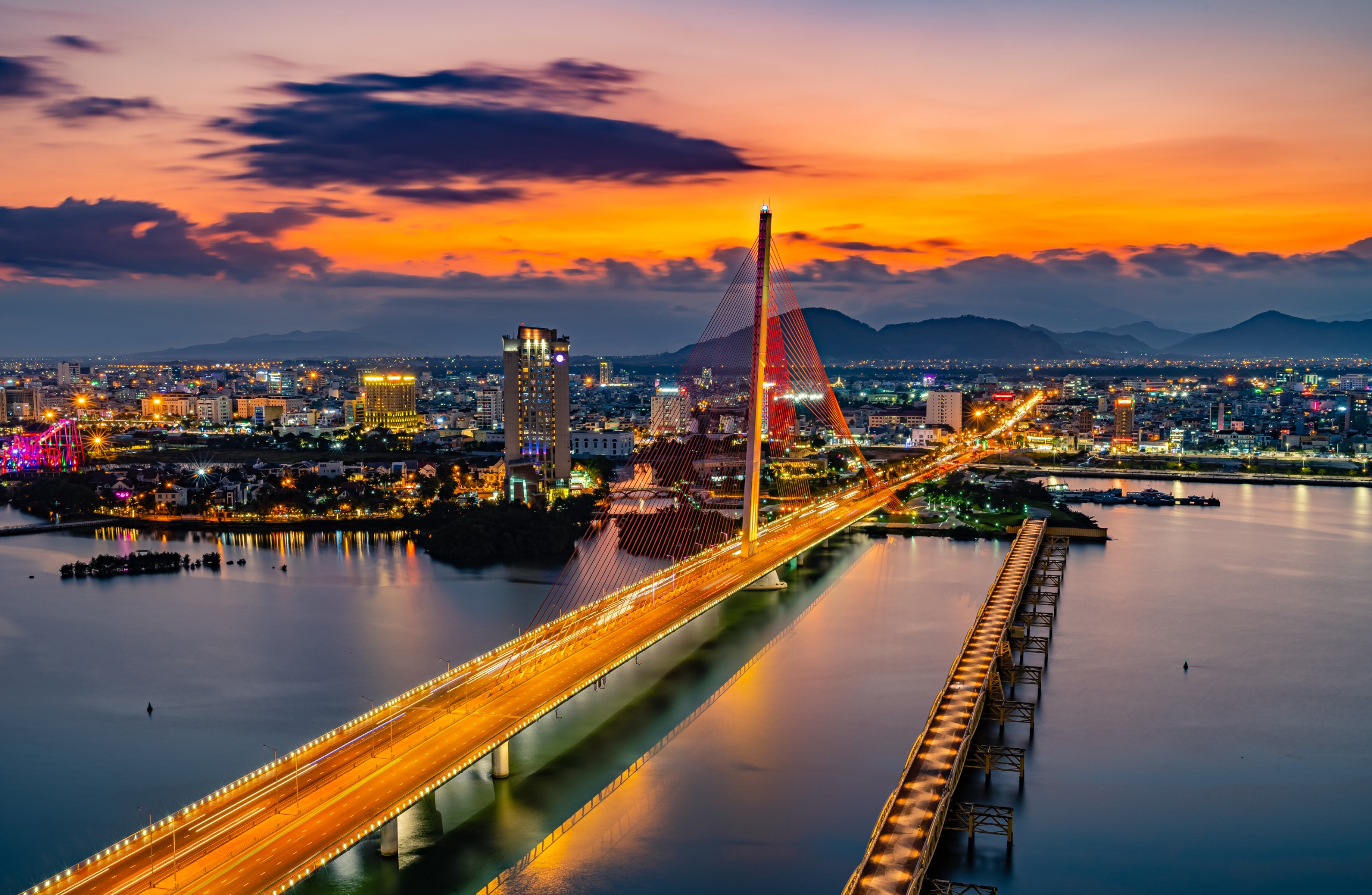 Khu vực hai bên bờ sông Hàn - trung tâm Đà Nẵng. 