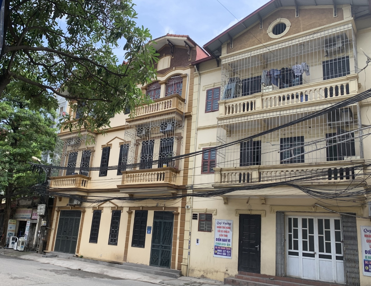 Không khó để bắt gặp những ngôi nhà lắp đặt thêm "chuồng cọp" ở Hà Nội (Ảnh: PV).