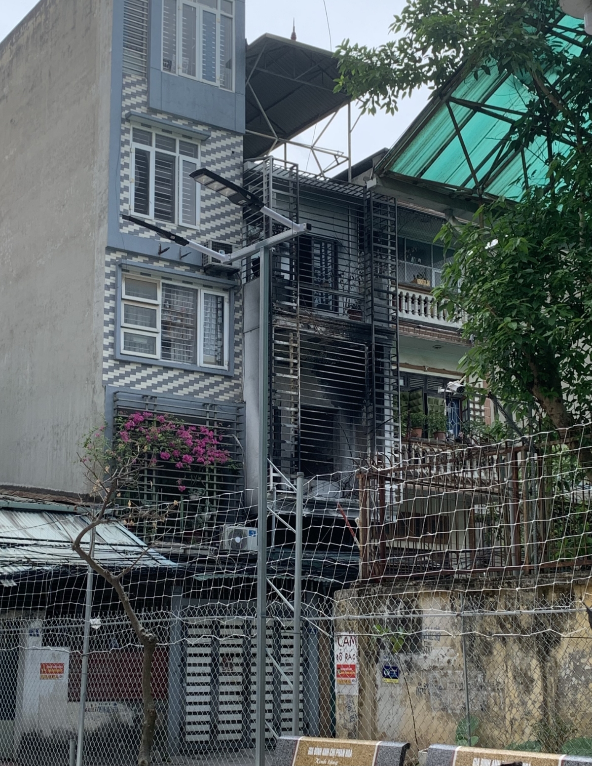 Ng&ocirc;i nh&agrave; xảy ra vụ ch&aacute;y được r&agrave;o chắn ki&ecirc;n cố bằng khung sắt ph&iacute;a trước giống dạng &ldquo;chuồng cọp&rdquo; (Ảnh: PV).