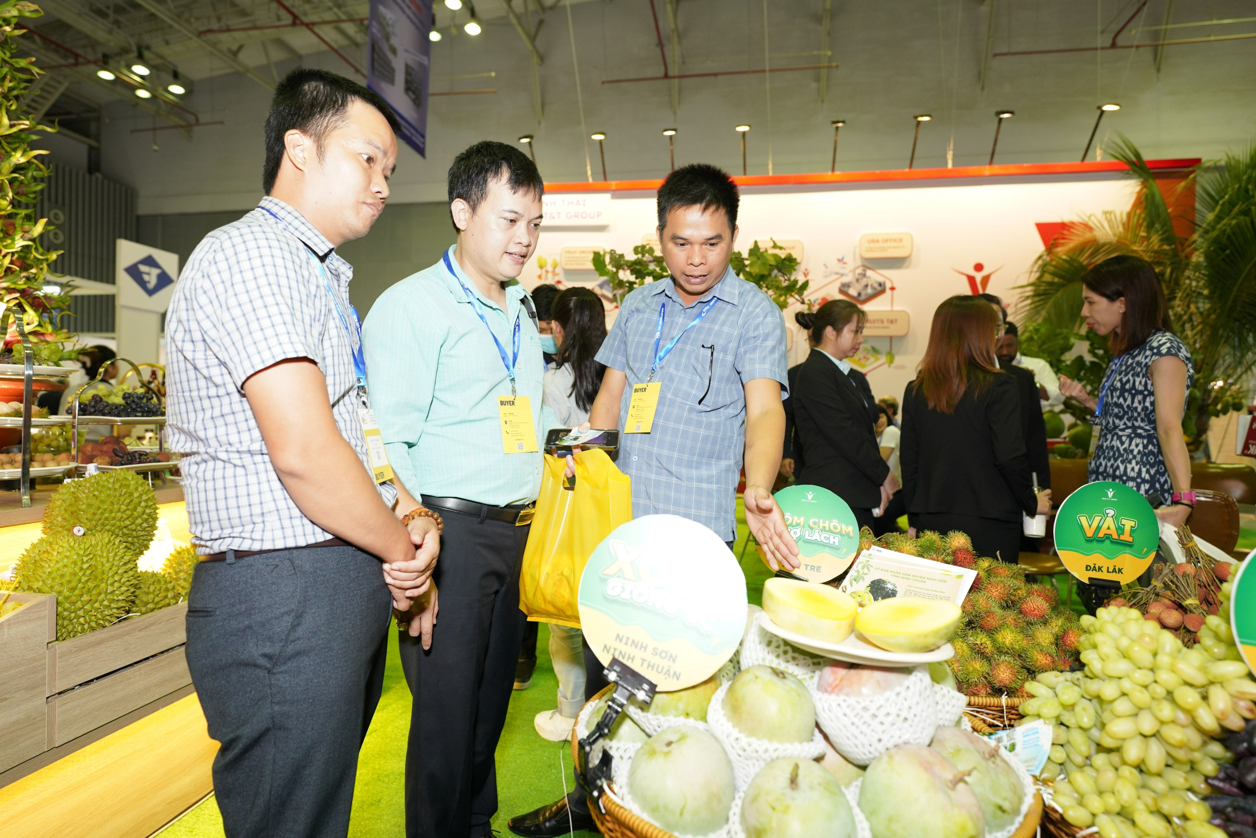 Doanh nghiệp Việt t&iacute;ch cực quảng b&aacute; n&ocirc;ng sản Việt - Ảnh: PA.