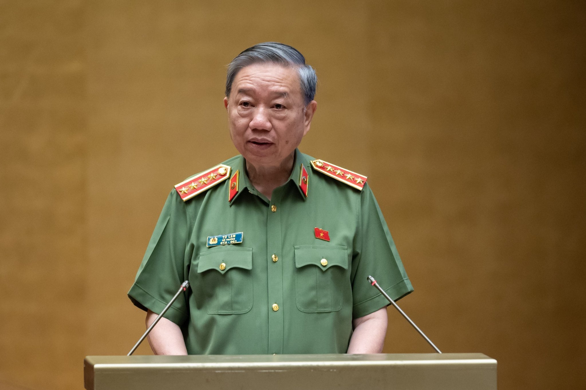 Bộ trưởng Bộ C&ocirc;ng an T&ocirc; L&acirc;m tr&igrave;nh b&agrave;y Tờ tr&igrave;nh về dự &aacute;n Luật. Ảnh - Quochoi.vn.&nbsp;