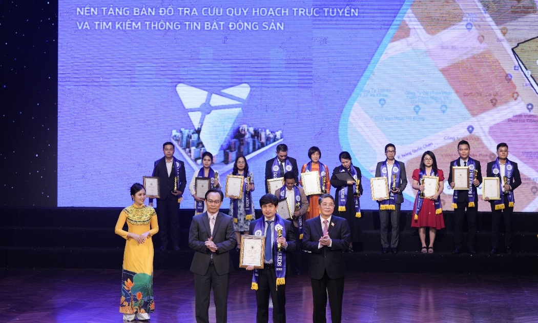 Ủy viên Ban Chấp hành Trung ương Đảng, Phó Chủ tịch Quốc hội Nguyễn Đức Hải và Thứ trưởng Bộ Giáo dục và Đào tạo Hoàng Minh Sơn trao chứng nhận cho Chủ tịch Meey Land Hoàng Mai Chung.