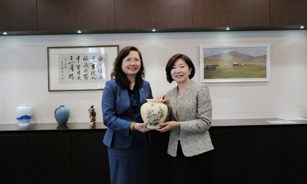 Chủ tịch Ủy ban Chứng khoán Nhà nước Vũ Thị Chân Phương (bên trái) trao quà lưu niệm cho Phó Chủ tịch JICA Miyazaki Katsura.