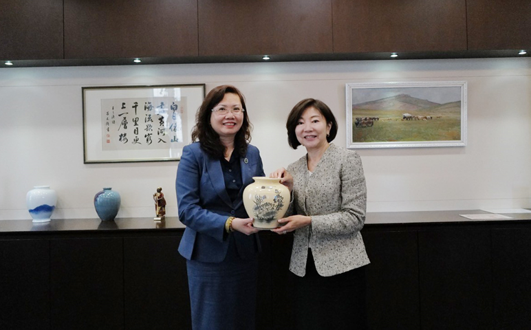 Chủ tịch Ủy ban Chứng khoán Nhà nước Vũ Thị Chân Phương (bên trái) trao quà lưu niệm cho Phó Chủ tịch JICA Miyazaki Katsura.