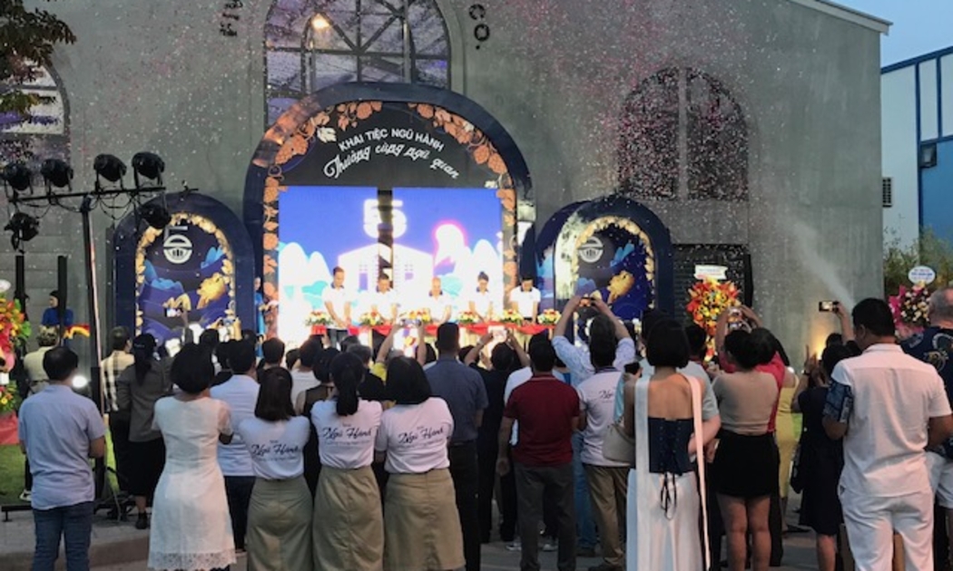 Cắt băng khánh thành Nhà máy bia Ngũ Hành tại Khu công nghiệp Liên Chiểu, TP. Đà Nẵng.