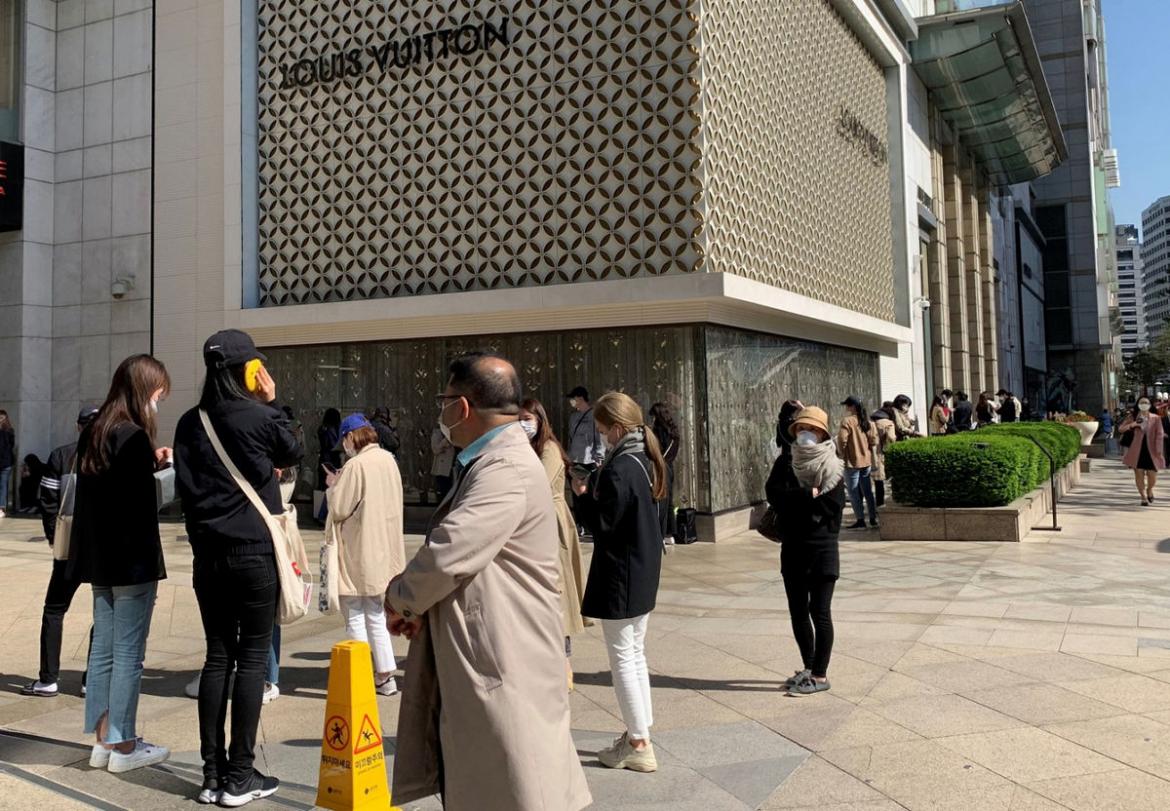 Luôn có đông người xếp hàng trước các cửa hàng Louis Vuitton tại Hàn Quốc để đợi đến lượt mua sắm xa xỉ.