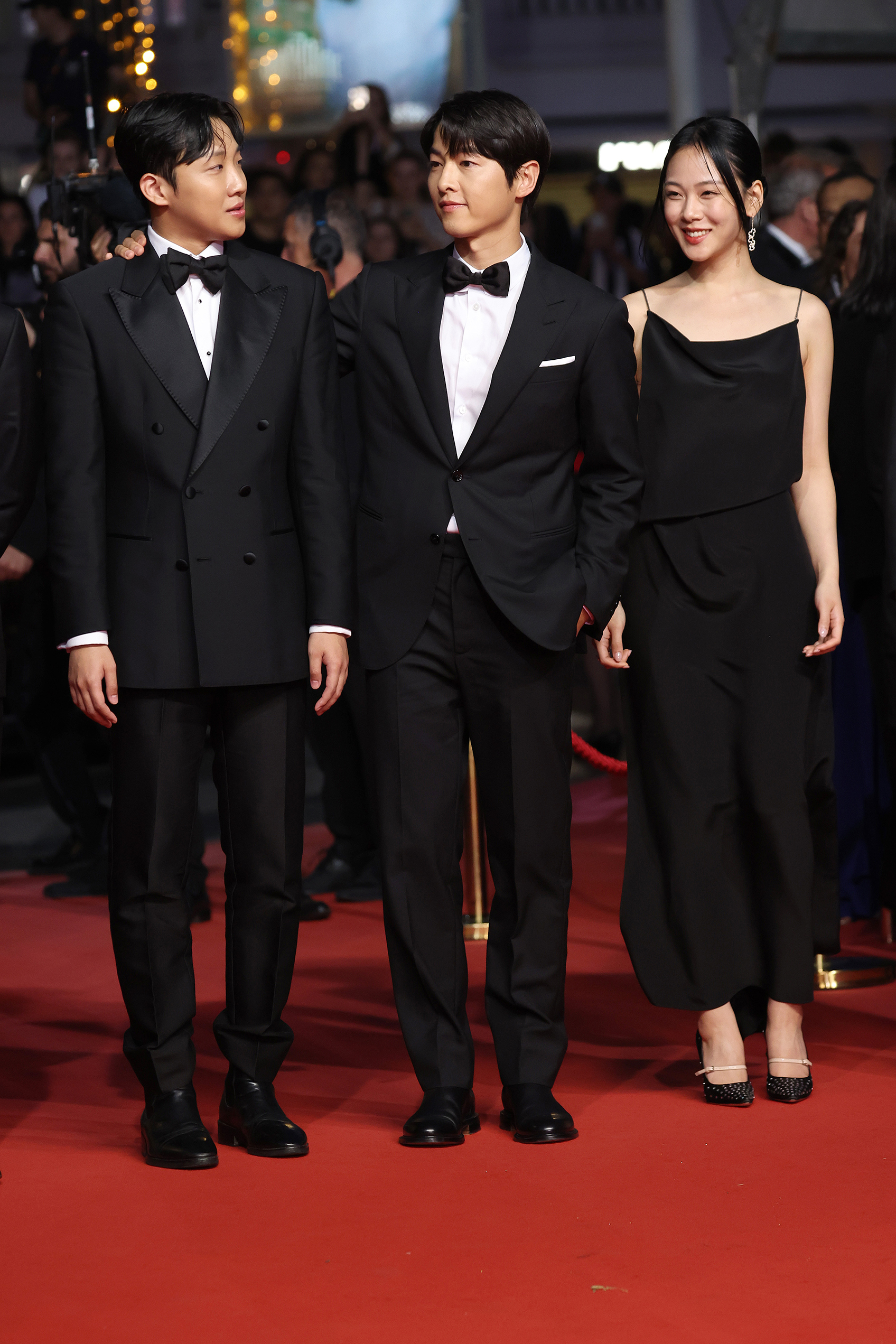 Song Joong-ki tại Liên hoan phim Cannes cùng các diễn viên trong phim Hopeless .