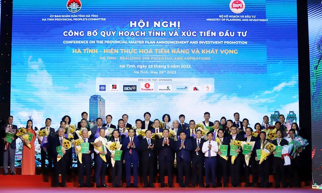 Tại Hội nghị, tỉnh Hà Tĩnh cũng đã trao quyết định chấp thuận chủ trương đầu tư cho 15 dự án.
