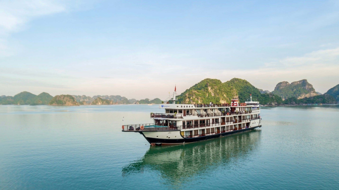 Tàu Blue Diamond - Một trong những sản phẩm du lịch 5 sao của Crystal Holidays.