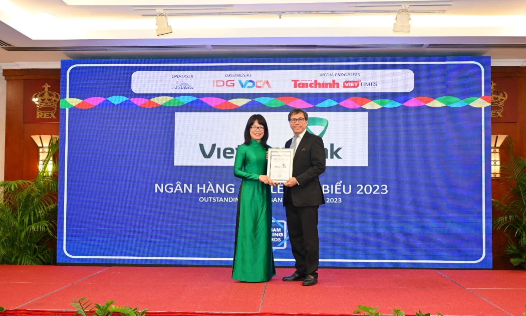 Bà Đoàn Hồng Nhung - Phó Giám đốc Khối Bán lẻ Vietcombank đại diện ngân hàng nhận giải thưởng từ Ban tổ chức.