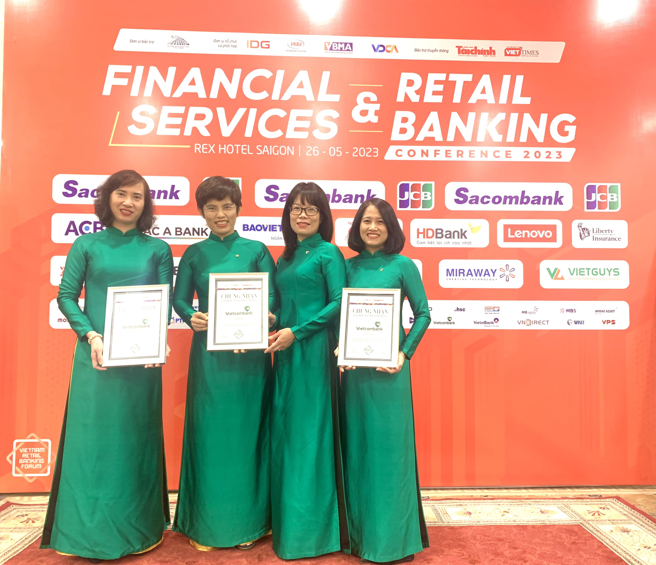 Bà Đoàn Hồng Nhung - Phó Giám đốc Khối Bán lẻ (thứ 3 từ trái sang) cùng các đại diện đơn vị Khối Bán lẻ Vietcombank đón nhận các giải thưởng của Diễn đàn Ngân hàng bán lẻ 2023.