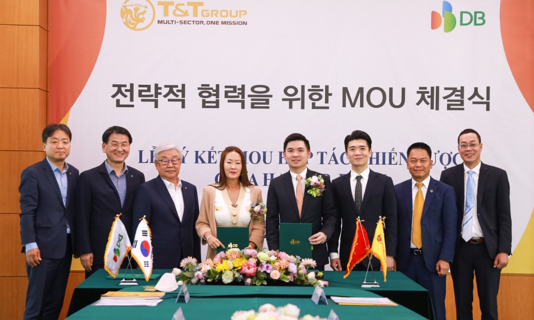 Bà Kim Ju Won, Phó Chủ tịch DB Group và ông Đỗ Vinh Quang, Phó Chủ tịch T&T Group trao đổi thỏa thuận hợp tác chiến lược với sự chứng kiến của lãnh đạo 2 tập đoàn.