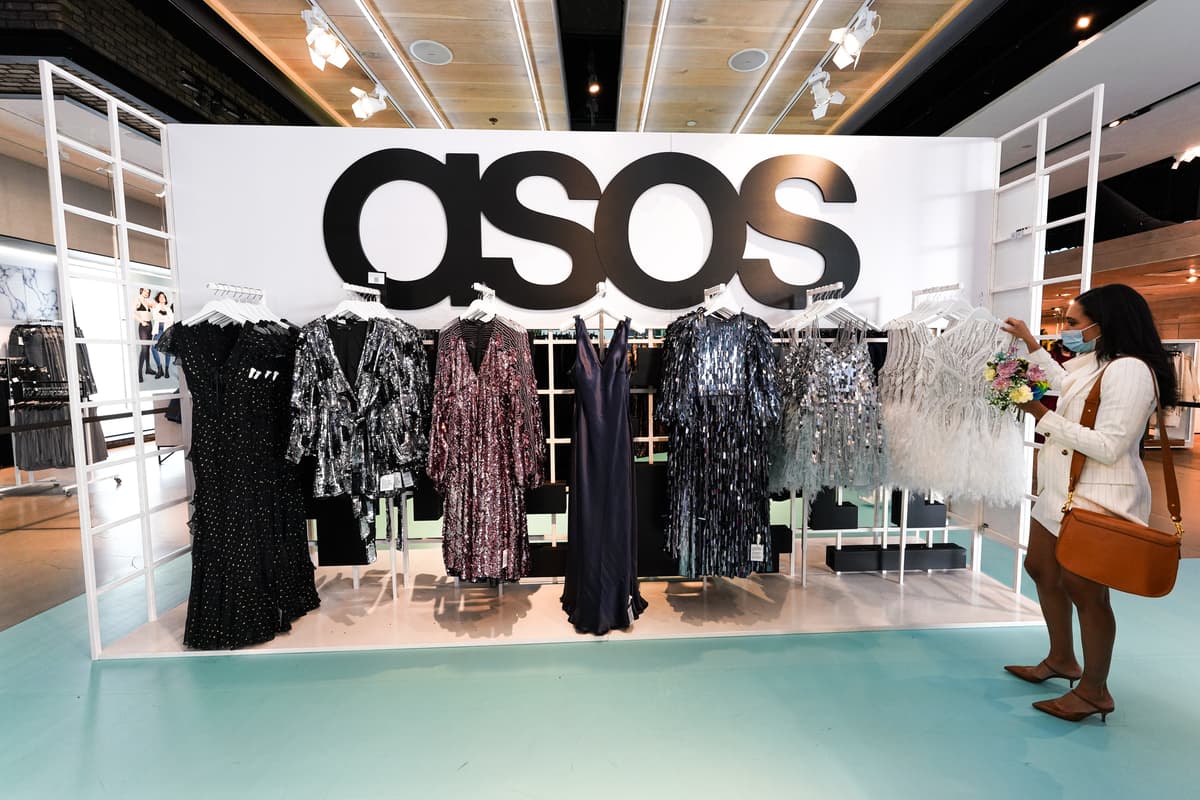 Trang phục cho thuê của Asos chủ yếu dành cho khách mời đám cưới, trang phục cô dâu và váy phù dâu... phục vụ mùa cưới.